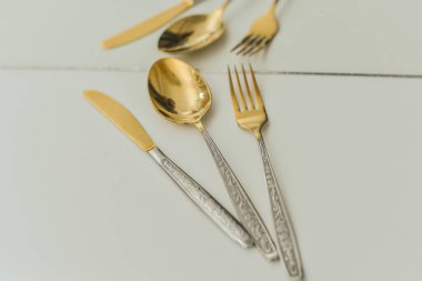 Çatal bıçak aynaya yansıdı.