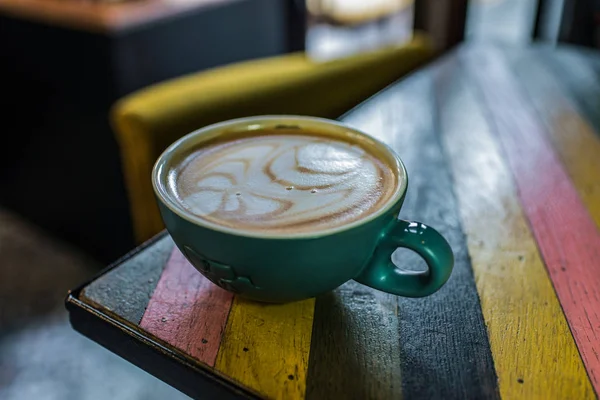 Cangkir Dengan Cappuccino Atas Meja — Stok Foto