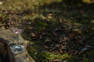 Arka planda şarap için cam var.