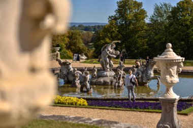  Parkta heykeller olan çeşme.