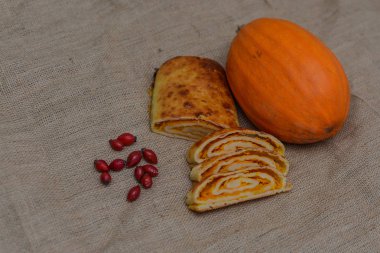 Turta ve karpuz arka planda.