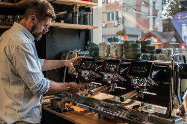  Barmen kahve hazırlar.