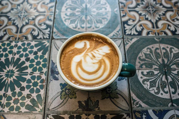 Secangkir Cappuccino Atas Meja Berwarna — Stok Foto