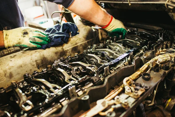 Otomatik tamirci motor üzerinde çalışır