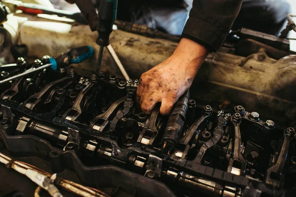  Otomatik tamirci motor üzerinde çalışır