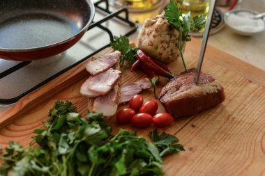 jambon ve sebzeler ahşap masada.