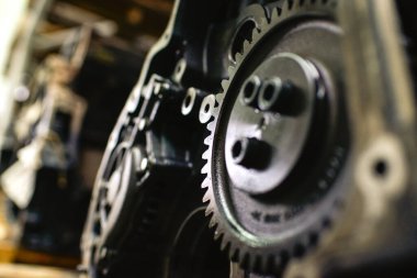 parçalanmış kamyon motoru parçası
