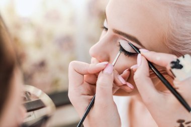 Makyaj salonundaki genç kadın.