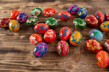 Ahşap arka planda paskalya yumurtaları