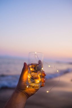  Bir bardak ışıkla.