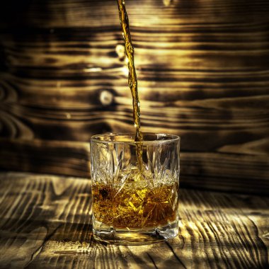 İçinde viski akan bardaklar