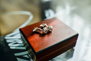 Tahta kutuda gömlek düğmeleri