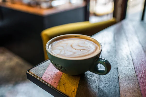 Secangkir Cappuccino Atas Meja Berwarna — Stok Foto