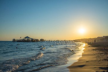Sahilde gün doğumu