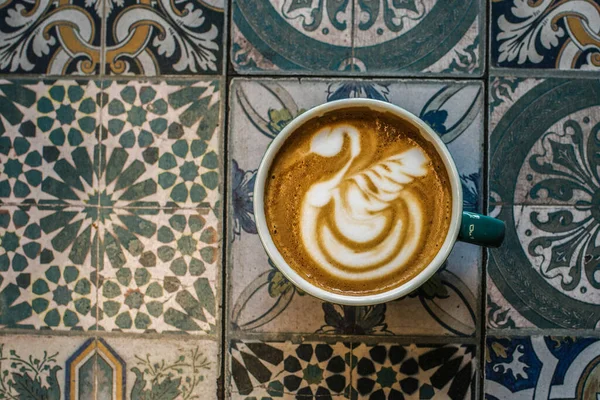 Cappuccino Atas Meja Berwarna — Stok Foto