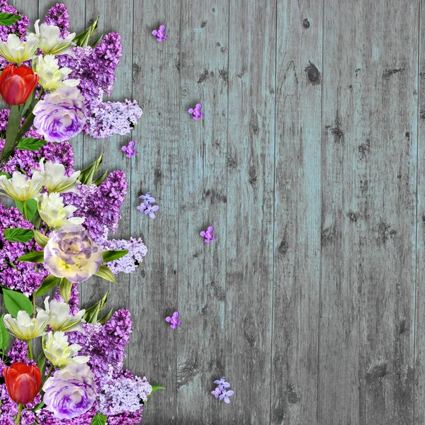 Bordo fiori primaverili su sfondo in legno vintage — Foto Stock