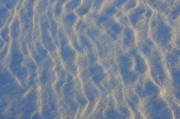 Fond enneigé abstrait dans la lumière du soleil du soir — Photo