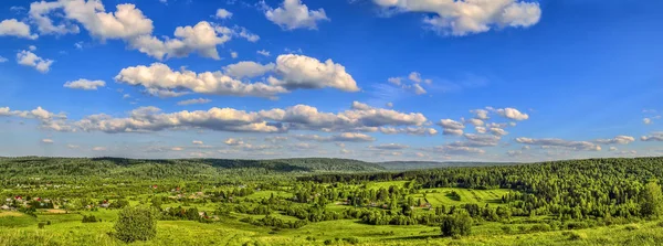 Panorama Summer krajobraz - widok ze szczytu wzgórza — Zdjęcie stockowe