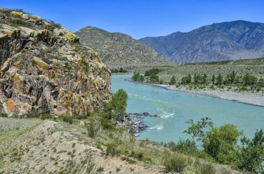 Turkuaz nehir ve renkli rock yaz dağ manzarası