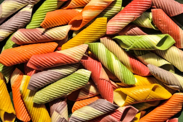 Renkli İtalyan makarna arka plan kurutulmuş