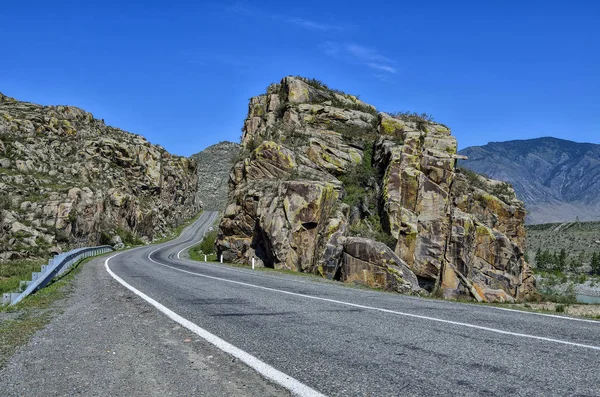 Berglandschaft - Straße gepflastert mit bunten Felsen des Altai, Russ — Stockfoto