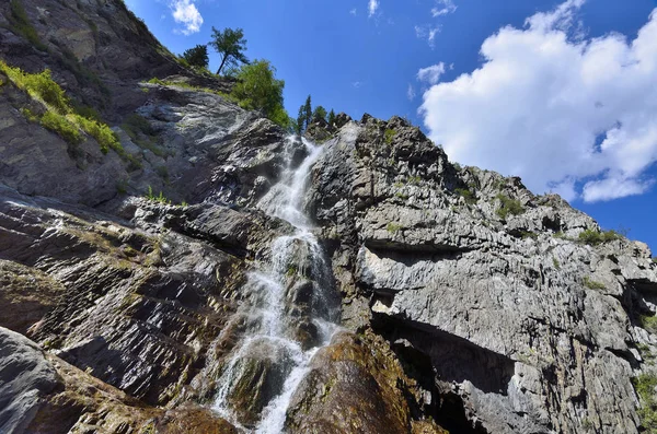 Sommer-Berglandschaft des Shirlak-Wasserfalls in den Felsen des Altai — Stockfoto