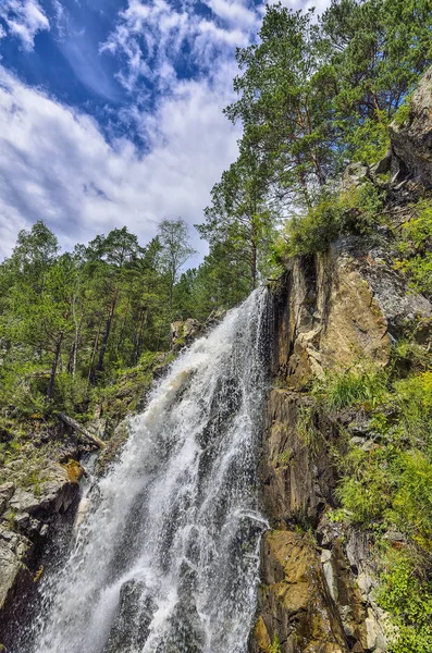 Verão paisagem montanhosa de Kamyshlinsky cachoeira em rochas de — Fotografia de Stock