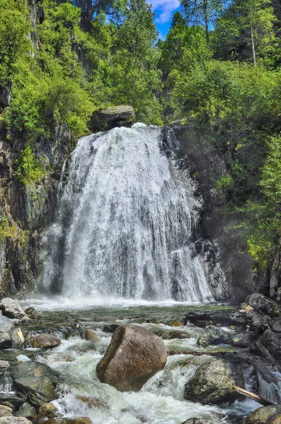 Cachoeira Corbu em rochas de lagoTeletskoe, Altai Montanhas — Fotografia de Stock