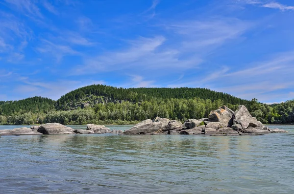 Bellissimo fiume di montagna - soleggiato paesaggio estivo — Foto Stock