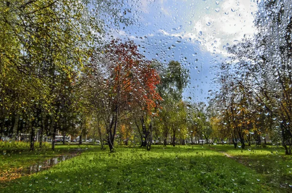 Colorido paisaje otoñal: lluvia y sol - vista a través de la ventana — Foto de Stock