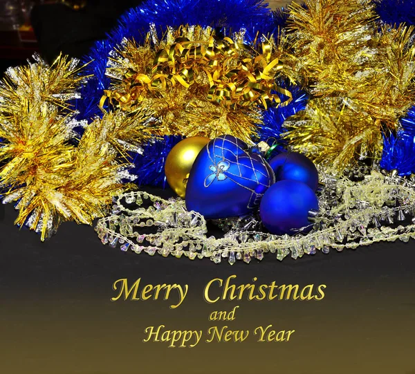 Carte postale de Noël avec boules bleues et dorées et tinsel — Photo