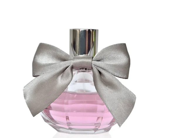 Perfume femenino en frasco con lazo aislado sobre fondo blanco — Foto de Stock