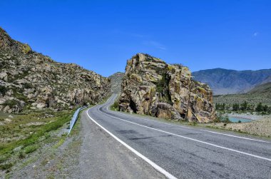 Dağ manzarası - Altay, Russ renkli kayalarda döşeli yol