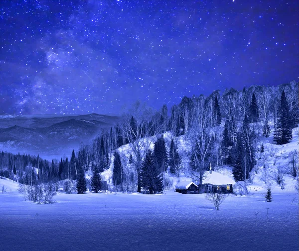 Petite maison en bois dans un paysage de montagne d'hiver de nuit — Photo