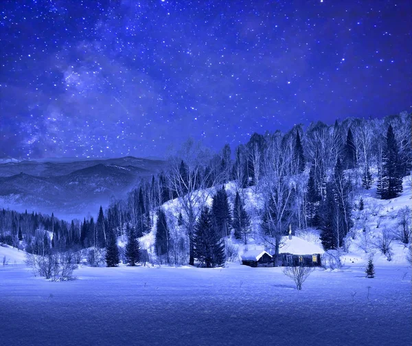 밤 겨울 산 풍경에서 작은 목조 주택 스톡 사진