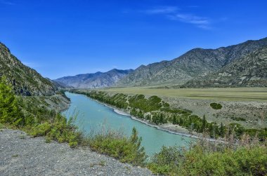 Turkuaz nehir ve renkli rock yaz dağ manzarası