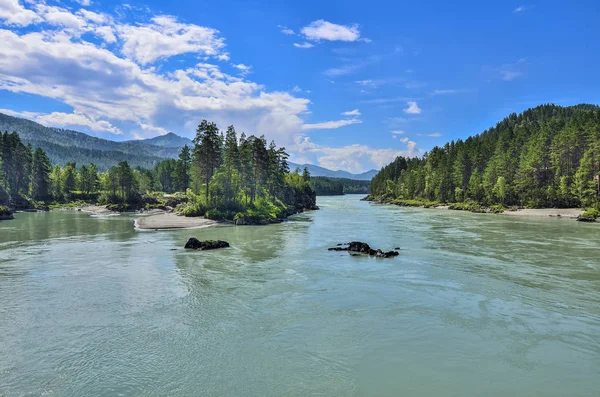 Geweldige turquoise mountain rivier onder beboste oevers - zonnige som — Stockfoto