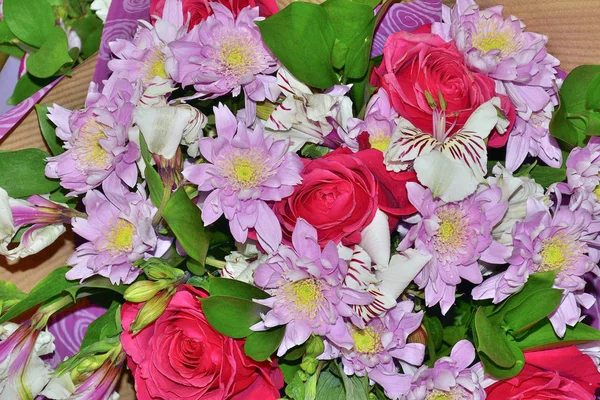 Bellissimo bouquet di rose rosa, crisantemi e alstro bianco — Foto Stock