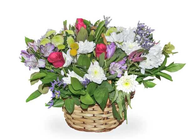 Праздничный букет цветов в плетеной корзине изолированы на белой ба — стоковое фото