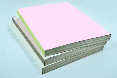 Üç kalın dergi veya kitap, katalog boş iğne ile yığını