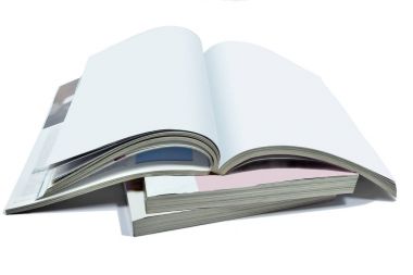 Dergi veya kitap, whit üzerinde izole katalog boş sayfalar açılır