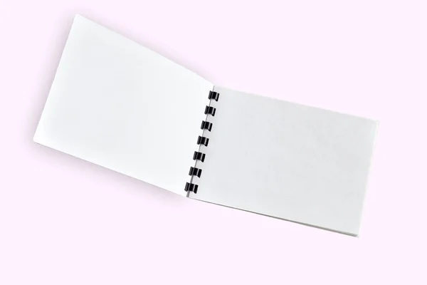 Caderno em branco aberto ou brochura de perto, isolado em rosa claro — Fotografia de Stock