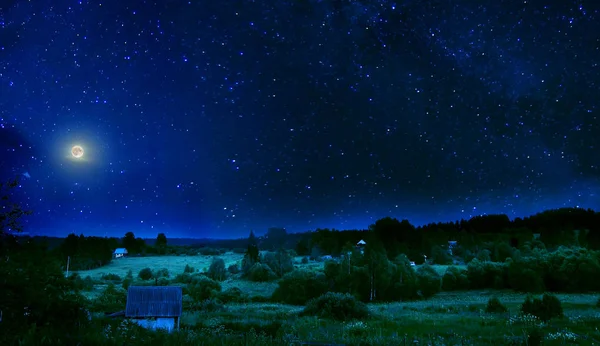 夏の農村夜満月と空にきらめく星 — ストック写真