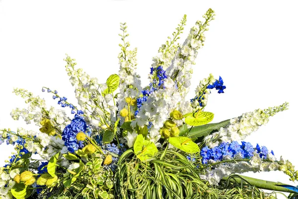 Piękna kompozycja kwiatowa z białego i niebieskiego izolatu kwiatów — Zdjęcie stockowe