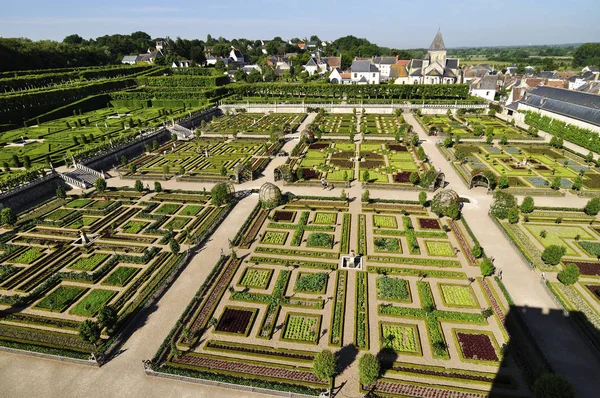 Villandry, Frankrike - juni 2013 - trädgård med slottet Villandry. Chateau Villandry är sist av stora slottet Loire byggdes under renässansen i Loiredalen. — Stockfoto