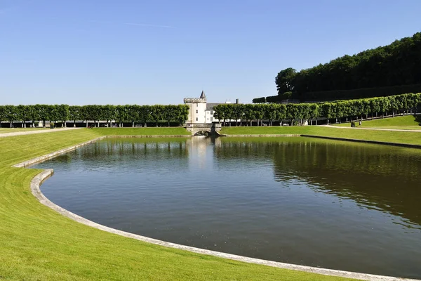 Villandry, Frankrike - juni 2013 - trädgård med slottet Villandry. Chateau Villandry är sist av stora slottet Loire byggdes under renässansen i Loiredalen. — Stockfoto