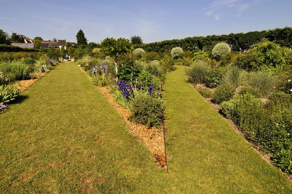 VILLANDRY, FRANCE - JUNE,2013 - Garden with Castle Villandry. The Chateau of Villandry is the last of the great chateau of the Loire built during the Renaissance in the Loire Valley. — Stock Photo, Image