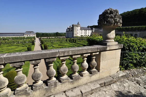Villandry, Frankrijk - juni, 2013 - tuin met kasteel van Villandry. Het kasteel van Villandry is de laatste van het grote kasteel van de Loire gebouwd tijdens de Renaissance in de Loire vallei. — Stockfoto