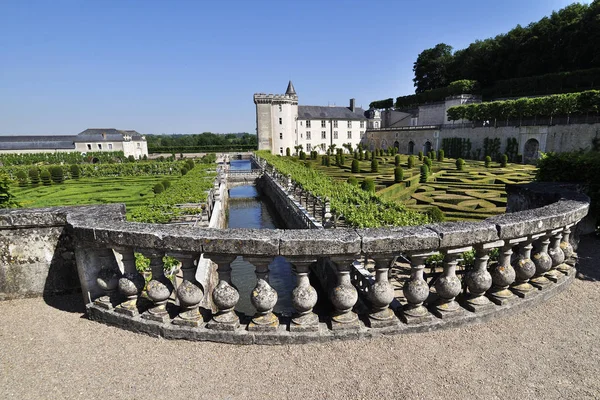 Villandry, Frankrike - juni 2013 - trädgård med slottet Villandry. Chateau Villandry är sist av stora slottet Loire byggdes under renässansen i Loiredalen. — Stockfoto