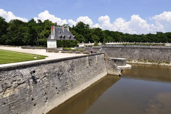 CHENONCEAU, FRANÇA - JUNHO, 2013 - Castelo do Vale do Loire, perto da aldeia de Chenonceaux. Foi construído em 15-16 século, uma mistura arquitetônica do final do gótico e início do Renascimento . — Fotografia de Stock
